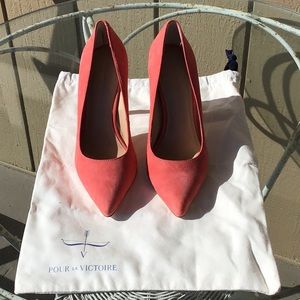 NIB Pour La Victoire Coral Suede Pumps Size 7